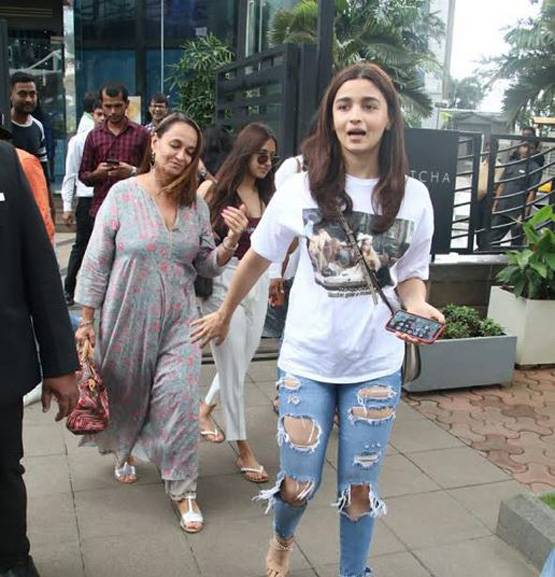 मां सोनी राजदान संग इस लुक में दिखीं आलिया भट्ट
