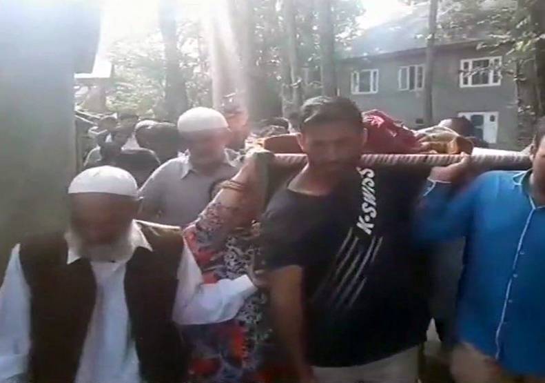 बकरीद पर कश्मीर में पत्‍थरबाजी-दिखाए ISIS के झंडे, 2 की हत्‍या