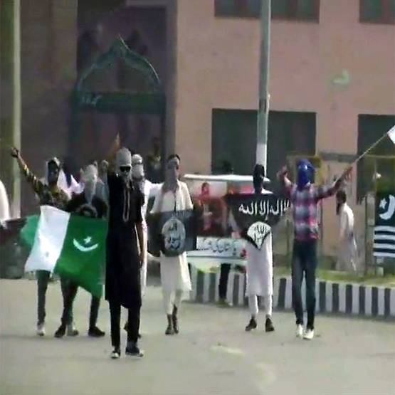 बकरीद पर कश्मीर में पत्‍थरबाजी-दिखाए ISIS के झंडे, 2 की हत्‍या