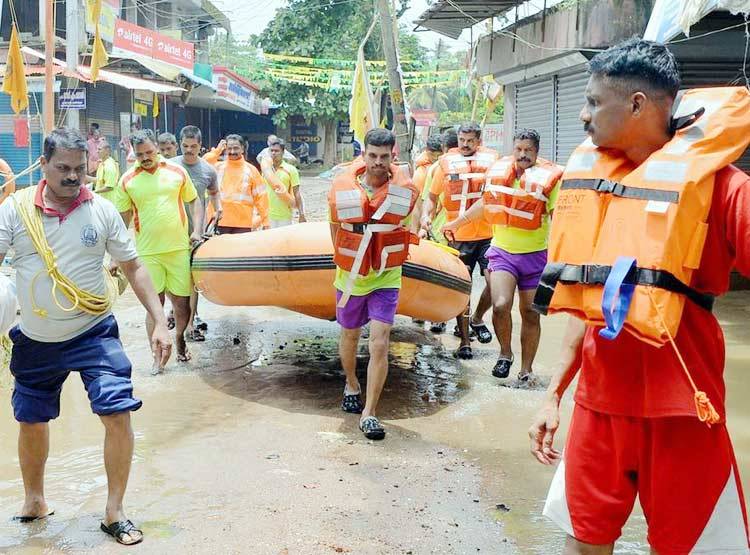 केरल के बाढ़ पीड़ित लोगों की आप ऐसे कर सकते हैं मदद