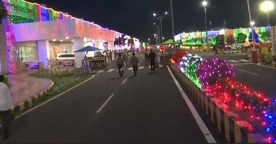 तिरंगे के रंग में रंगे लाल किला, इंडिया गेट से लेकर CST तक