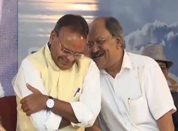 अटल अस्थि कलश यात्रा में मंत्रियों के ठहाके, डांट पड़ी तब हुए चुप