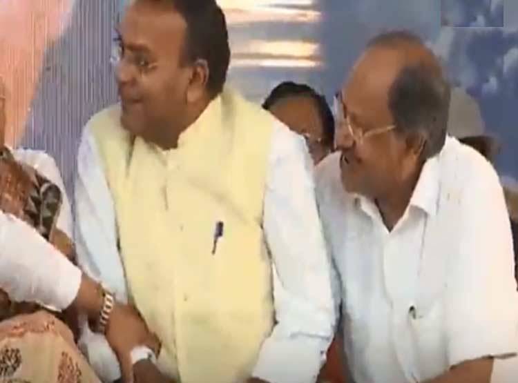 अटल अस्थि कलश यात्रा में मंत्रियों के ठहाके, डांट पड़ी तब हुए चुप