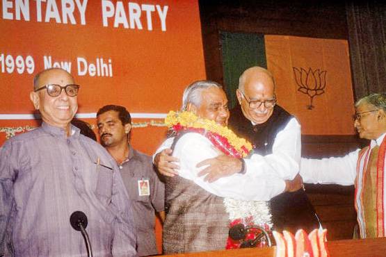 नहीं रहा BJP की त्र‍िमूर्ति का शिखर, जोशी-आडवाणी को खलेगी कमी