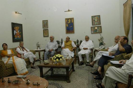 नहीं रहा BJP की त्र‍िमूर्ति का शिखर, जोशी-आडवाणी को खलेगी कमी