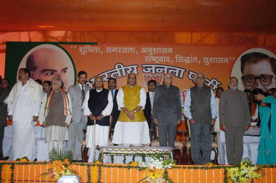 नहीं रहा BJP की त्र‍िमूर्ति का शिखर, जोशी-आडवाणी को खलेगी कमी