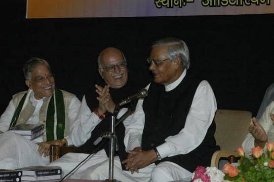 नहीं रहा BJP की त्र‍िमूर्ति का शिखर, जोशी-आडवाणी को खलेगी कमी