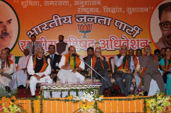 नहीं रहा BJP की त्र‍िमूर्ति का शिखर, जोशी-आडवाणी को खलेगी कमी