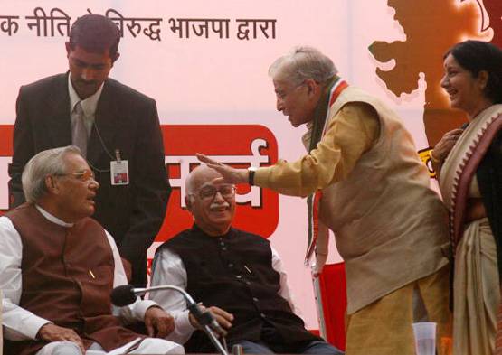 नहीं रहा BJP की त्र‍िमूर्ति का शिखर, जोशी-आडवाणी को खलेगी कमी