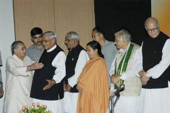 नहीं रहा BJP की त्र‍िमूर्ति का शिखर, जोशी-आडवाणी को खलेगी कमी