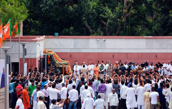 अटल के अंतिम सफर की तस्वीरें, मोदी-शाह संग उमड़ा जनसैलाब