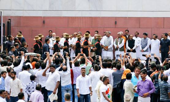 अटल के अंतिम सफर की तस्वीरें, मोदी-शाह संग उमड़ा जनसैलाब