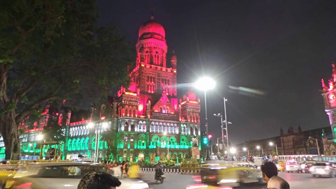 तिरंगे के रंग में रंगे लाल किला, इंडिया गेट से लेकर CST तक