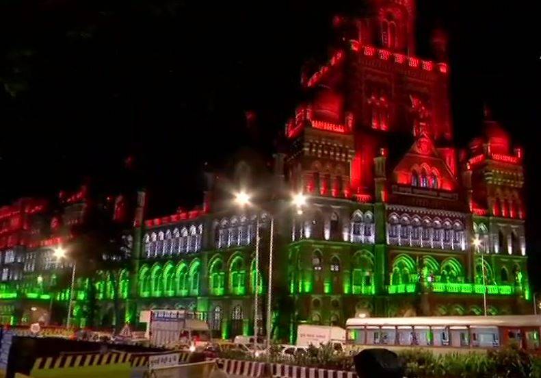 तिरंगे के रंग में रंगे लाल किला, इंडिया गेट से लेकर CST तक