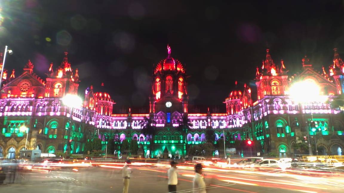 तिरंगे के रंग में रंगे लाल किला, इंडिया गेट से लेकर CST तक