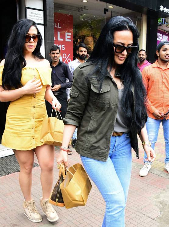 टाइगर की फैमिली संग रेस्टोरेंट में नजर आईं द‍िशा पाटनी, PHOTOS