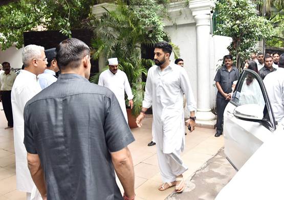 श्वेता नंदा के ससुर के अंत‍िम संस्कार में पहुंचे अभिषेक-ऐश्वर्या