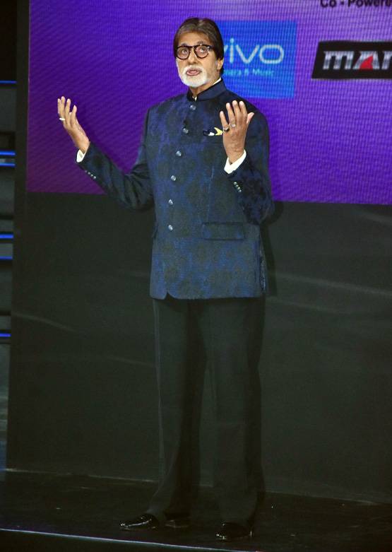 KBC सेट की लेटेस्ट PHOTOS, मीड‍िया से कुछ यूं मिले अमिताभ