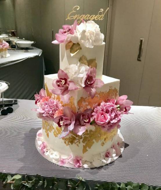 प्र‍ियंका-निक के सगाई केक में 24 कैरेट सोना, इतना है खास