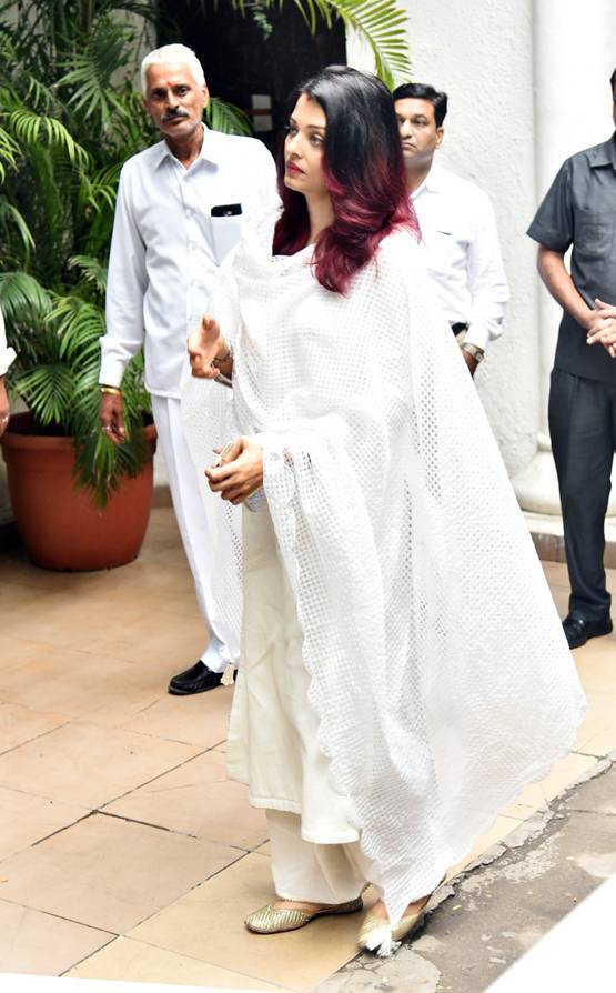 श्वेता नंदा के ससुर के अंत‍िम संस्कार में पहुंचे अभिषेक-ऐश्वर्या