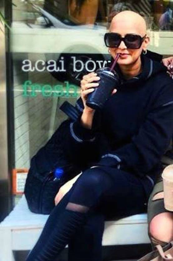 कैंसर ट्रीटमेंट के बाद Bald हुईं सोनाली, मिलने पहुंचे ऋतिक-सुजैन