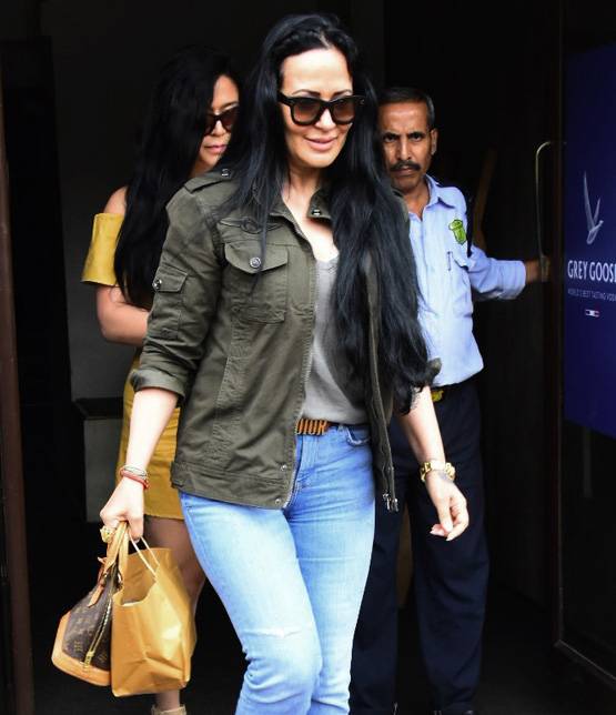 टाइगर की फैमिली संग रेस्टोरेंट में नजर आईं द‍िशा पाटनी, PHOTOS