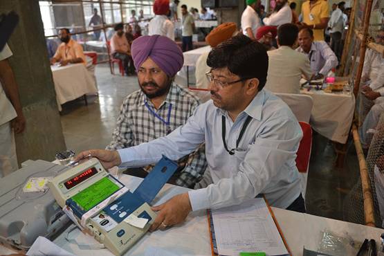 इन देशों में होता है भारत के EVM का इस्तेमाल, यहां हो चुका बैन