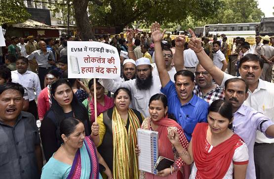 इन देशों में होता है भारत के EVM का इस्तेमाल, यहां हो चुका बैन