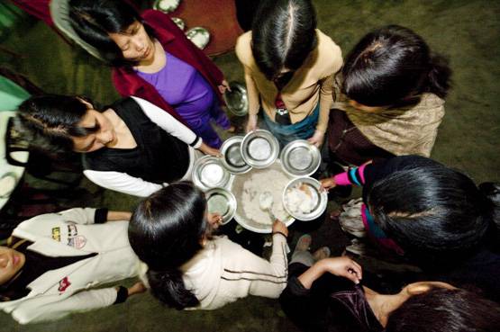 39 पत्नियों संग रहता है शख्स, देखें सबसे बड़ी फैमिली की PICS