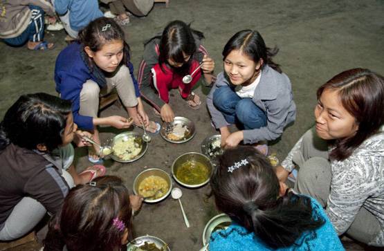 39 पत्नियों संग रहता है शख्स, देखें सबसे बड़ी फैमिली की PICS