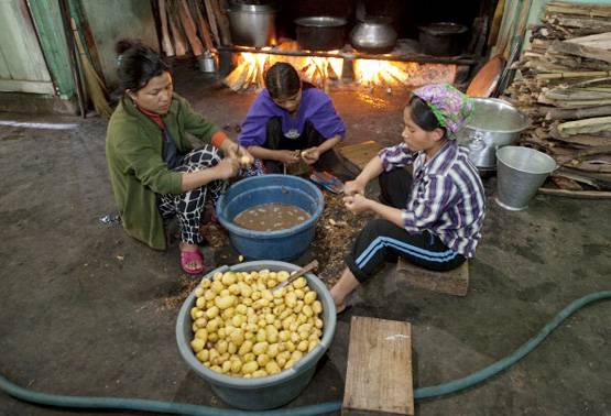 39 पत्नियों संग रहता है शख्स, देखें सबसे बड़ी फैमिली की PICS