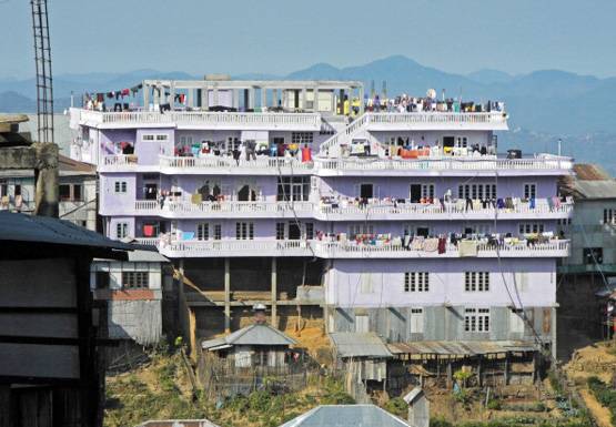 39 पत्नियों संग रहता है शख्स, देखें सबसे बड़ी फैमिली की PICS