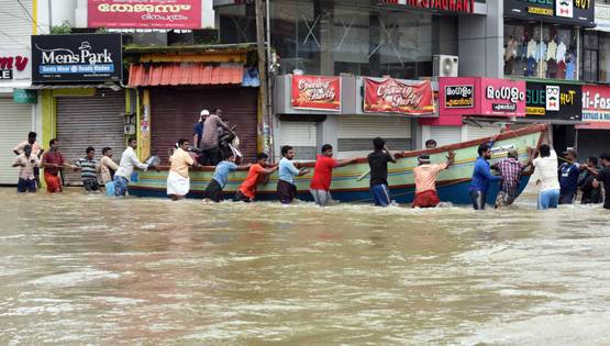 केरल में 10 लाख मछुआरे, बाढ़ में फंसे लोगों के लिए बने जीवनरक्षक