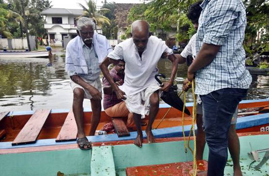 केरल में 10 लाख मछुआरे, बाढ़ में फंसे लोगों के लिए बने जीवनरक्षक