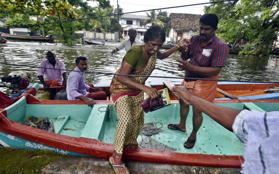 केरल में 10 लाख मछुआरे, बाढ़ में फंसे लोगों के लिए बने जीवनरक्षक