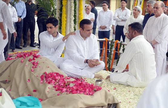 बिग बी के समधी का अंतिम संस्कार, अभिषेक के साथ दिखे ऋषि कपूर