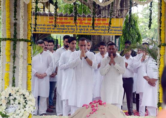 बिग बी के समधी का अंतिम संस्कार, अभिषेक के साथ दिखे ऋषि कपूर