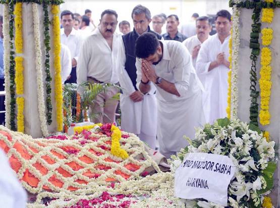 बिग बी के समधी का अंतिम संस्कार, अभिषेक के साथ दिखे ऋषि कपूर