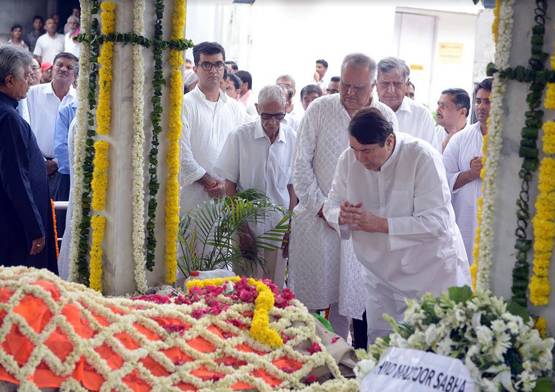 बिग बी के समधी का अंतिम संस्कार, अभिषेक के साथ दिखे ऋषि कपूर