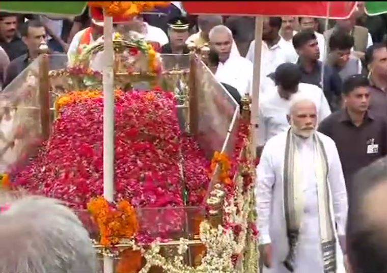 अटल के अंतिम सफर की तस्वीरें, मोदी-शाह संग उमड़ा जनसैलाब