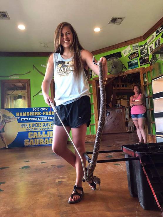 घड़ियाल को ये लड़की मानती है बेस्ट फ्रेंड, नाक पर रख दी रिंग