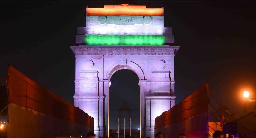 तिरंगे के रंग में रंगे लाल किला, इंडिया गेट से लेकर CST तक