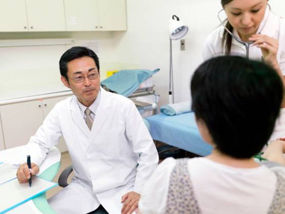 लड़कियां न बनें डॉक्‍टर इसलिए कॉलेज कम कर देता था नंबर