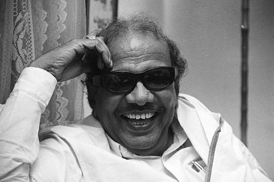 जानिए, दाह संस्कार की जगह क्यों दफनाया गया करुणानिधि को?