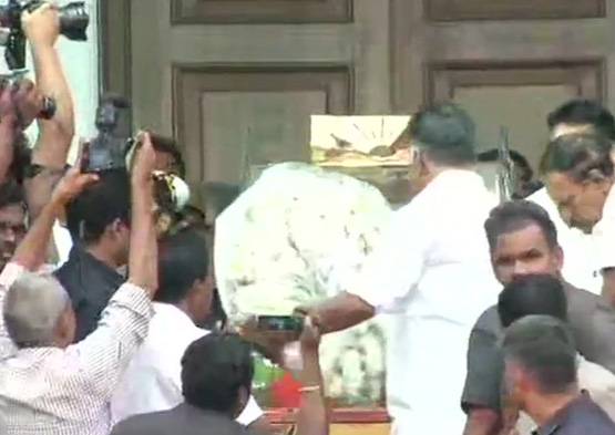 जानिए, दाह संस्कार की जगह क्यों दफनाया गया करुणानिधि को?