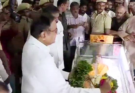 जानिए, दाह संस्कार की जगह क्यों दफनाया गया करुणानिधि को?