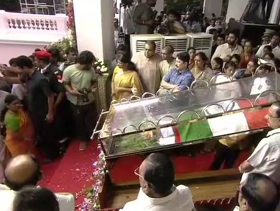 जानिए, दाह संस्कार की जगह क्यों दफनाया गया करुणानिधि को?