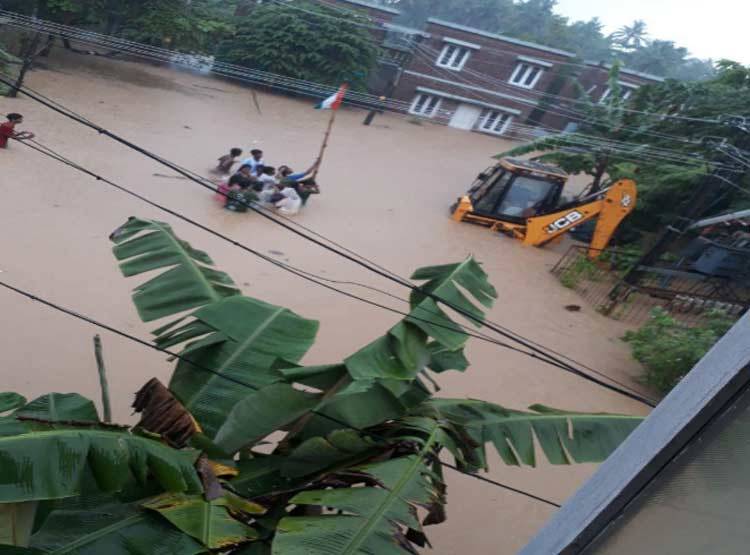 केरल में बाढ़-बारिश से 73 की मौत, तमिलनाडु-कर्नाटक में भी अलर्ट