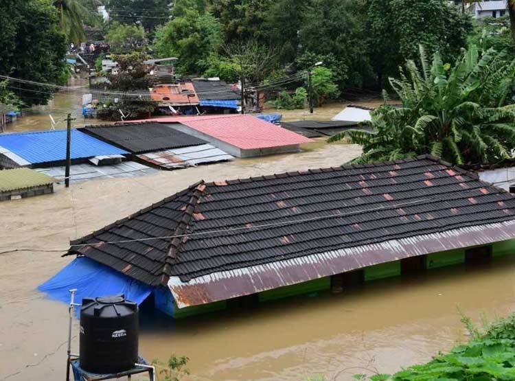 केरल में बाढ़-बारिश से 73 की मौत, तमिलनाडु-कर्नाटक में भी अलर्ट