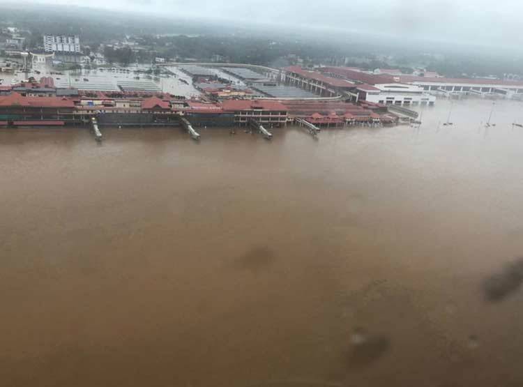 केरल में सदी की सबसे खतरनाक बाढ़, एयरपोर्ट जलमग्न, घर भी डूबे